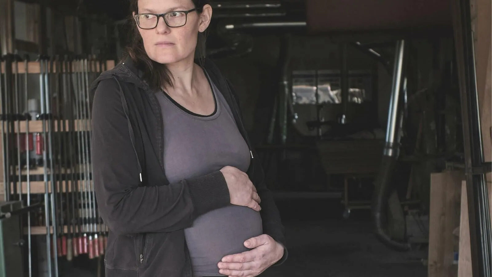 Tischleremeisterin Johanna Röh setzt sich mit einer Petition dafür ein, dass die finanzielle Absicherung von schwangeren Handwerksunternehmerinnen verbessert wird.